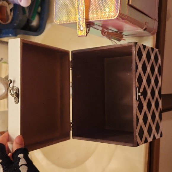 Makeup Boxes - Picture 2 of 4